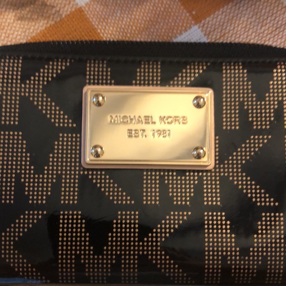 Like new micheal Kors wallet/wristlet - Picture 2 of 6